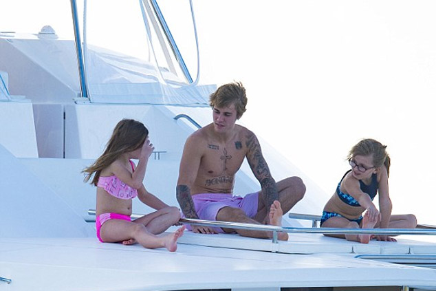 Ο Justin Bieber μαθαίνει στις αδερφές του πως να κάνουν … γιόγκα (φωτό, βίντεο)